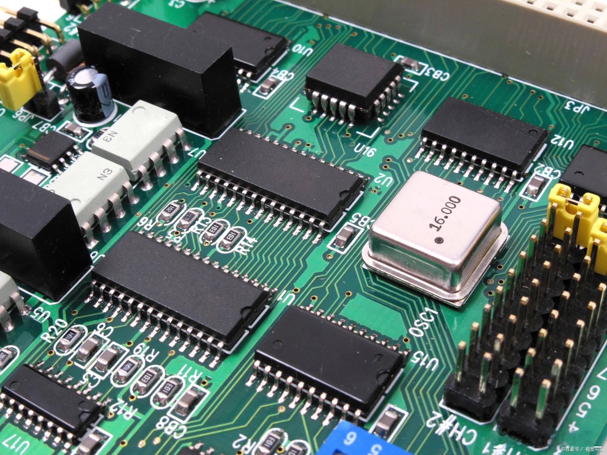 美光科技高管近期表示，存储芯片短缺在过去一个季度明显加速，并强调由于AI基础设施