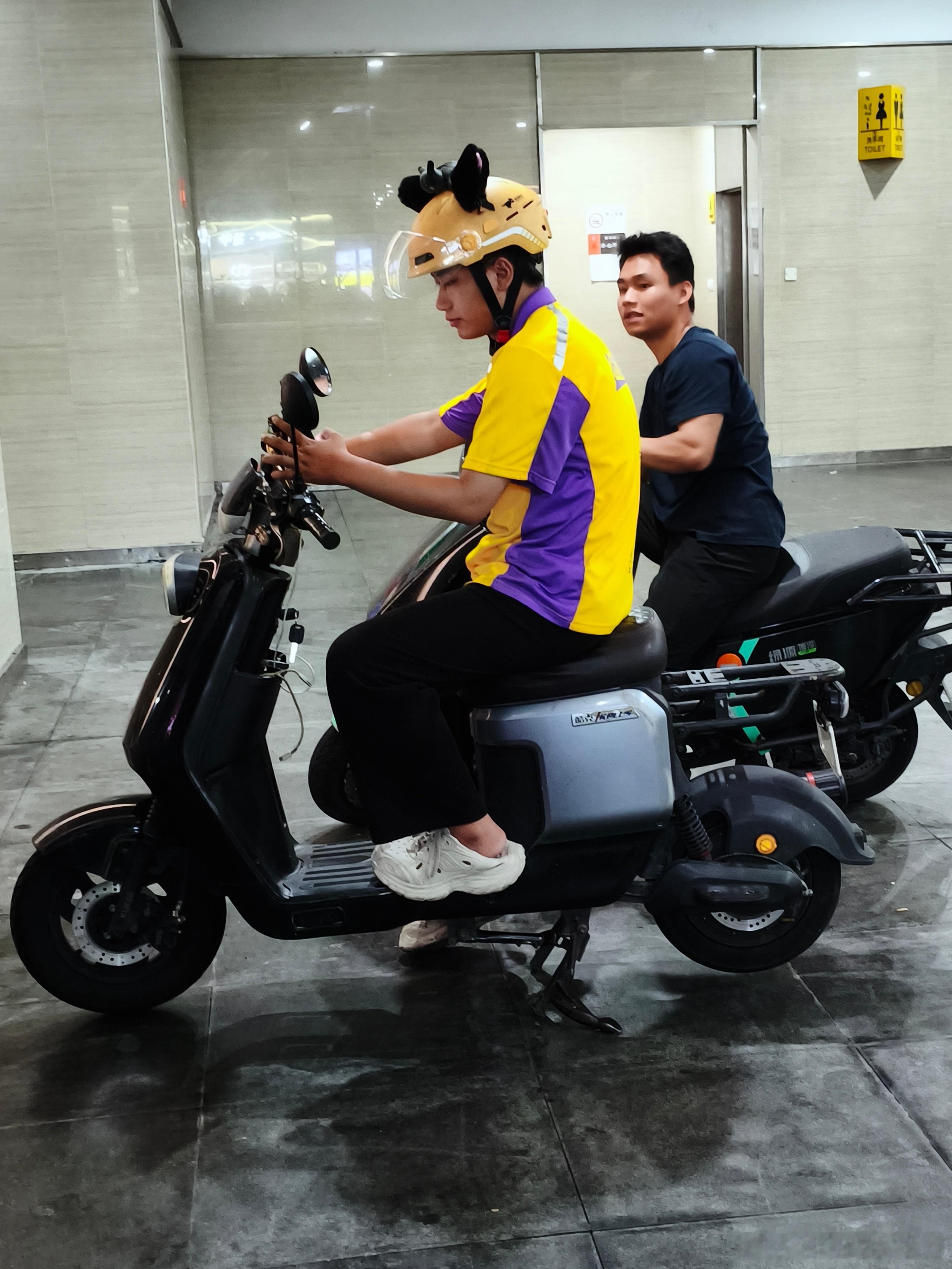 与小哥同行 