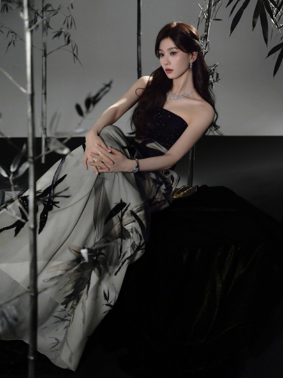 杨幂、刘诗诗百花奖出图，两人这次都入围了百花奖最佳女配，你看好谁拿下