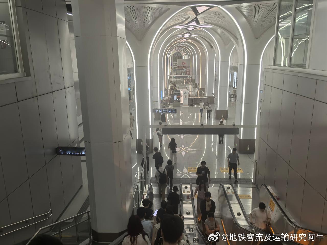 【深圳地铁港铁深圳 】网友：2026.5.8（周五，多云间阴）晚上18:45左右
