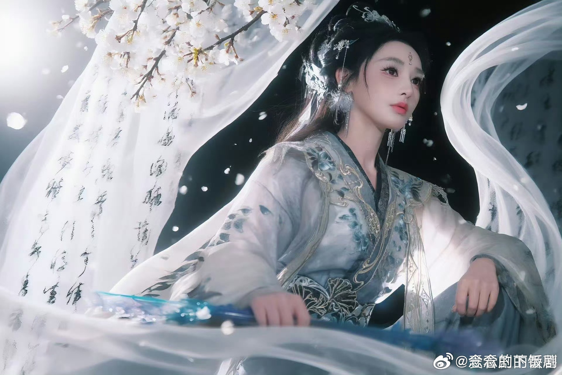 彭小苒这次是冷感美人彭小苒新造型好绝！银白纱衣配蓝金花纹，清冷感拉满，持剑又美又