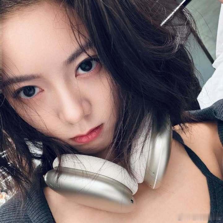 赵今麦整了个时兴的发型 春日限定短发太亮眼！蓬松质感搭配简约穿搭，自带清爽氛围感