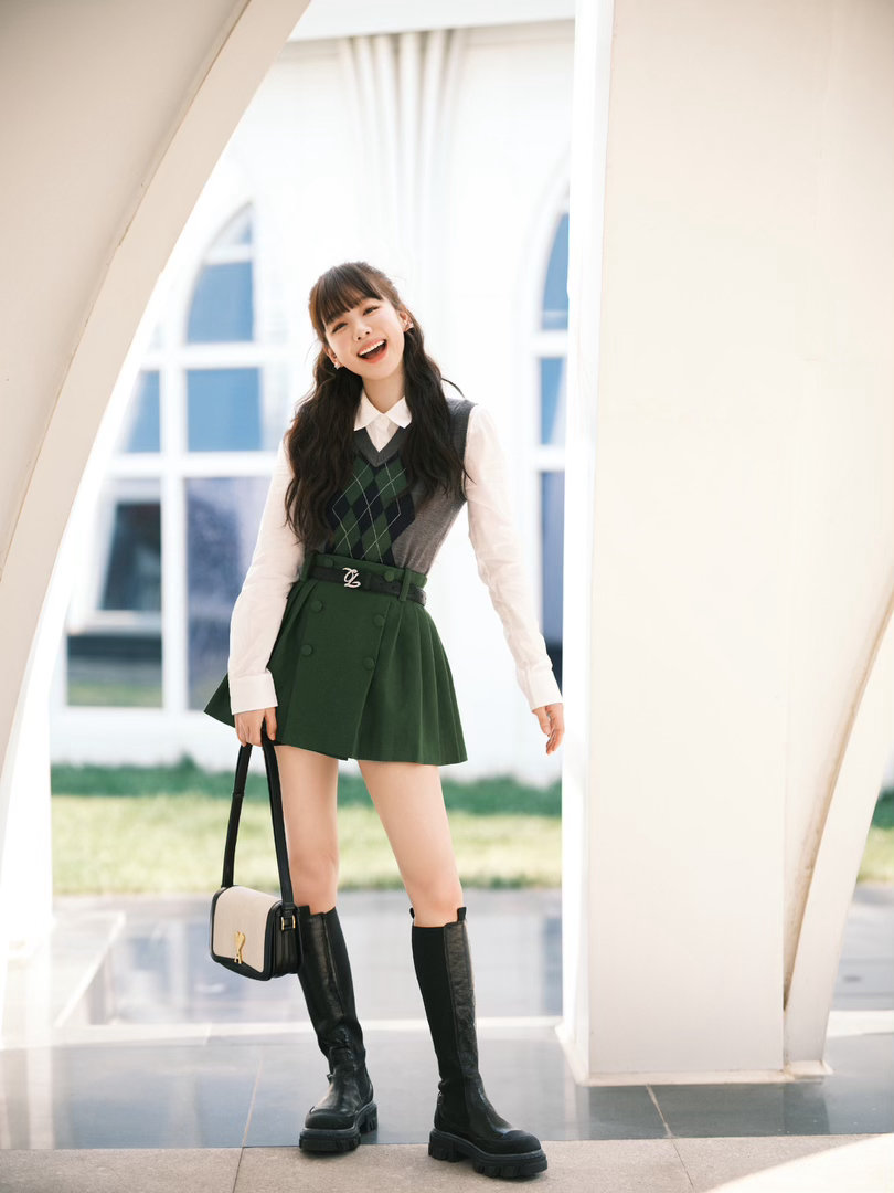 徐梦洁扔飞镖反差感拉满徐梦洁甜美外表下隐藏神射手buff 她扔飞镖的力度和准度，