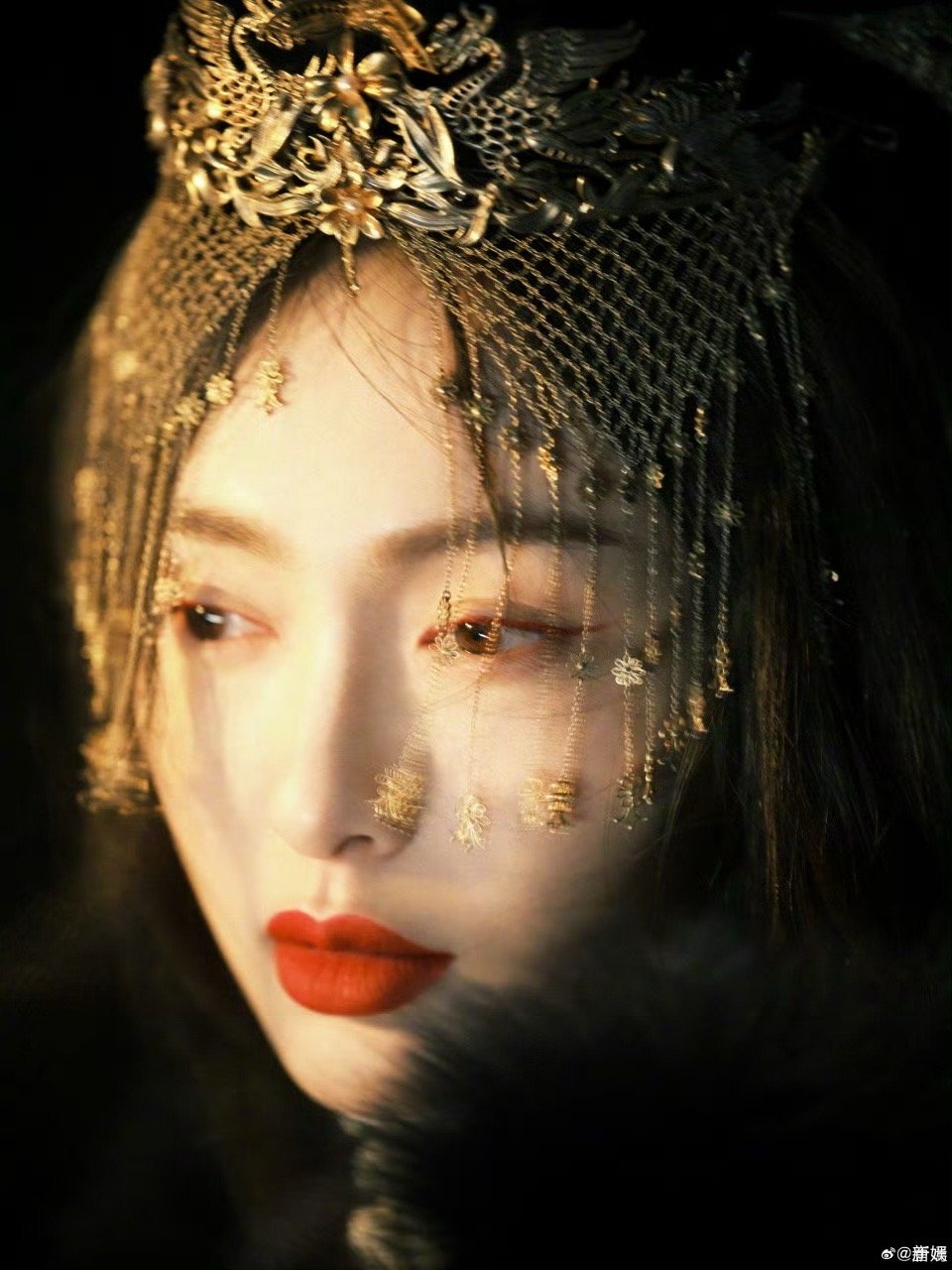 唐嫣墨衣初雪大片红墙白雪，唐嫣这组墨衣古风写真风华绝代！ ​​​