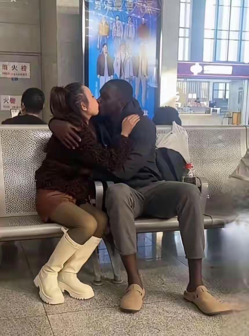 中国没男人了吗？真下得去嘴！