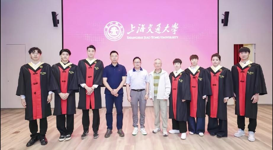 5月28日，孙颖莎上海交大本科毕业照曝光，她穿着学士服很有自知之明，与领导老师站