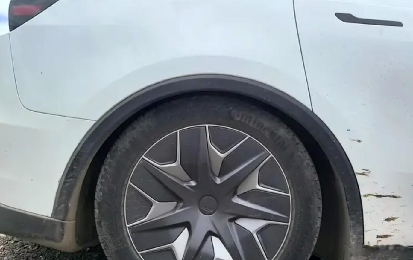 上市不久的特斯拉Model Y‑L长轴六座版，曝出多起满载长途之后后悬架弹簧塌陷