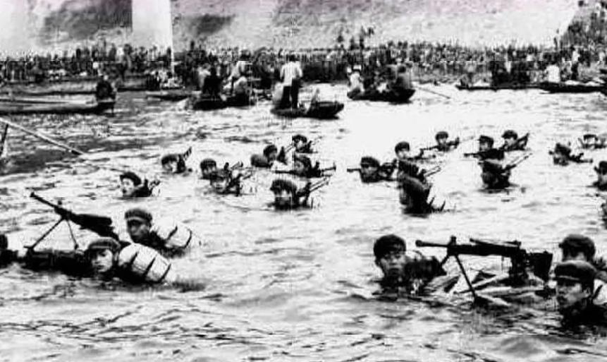 1950 年解放军横渡琼州海峡解放海南岛，登岛后竟遇见一支坚守孤岛 23 年的队