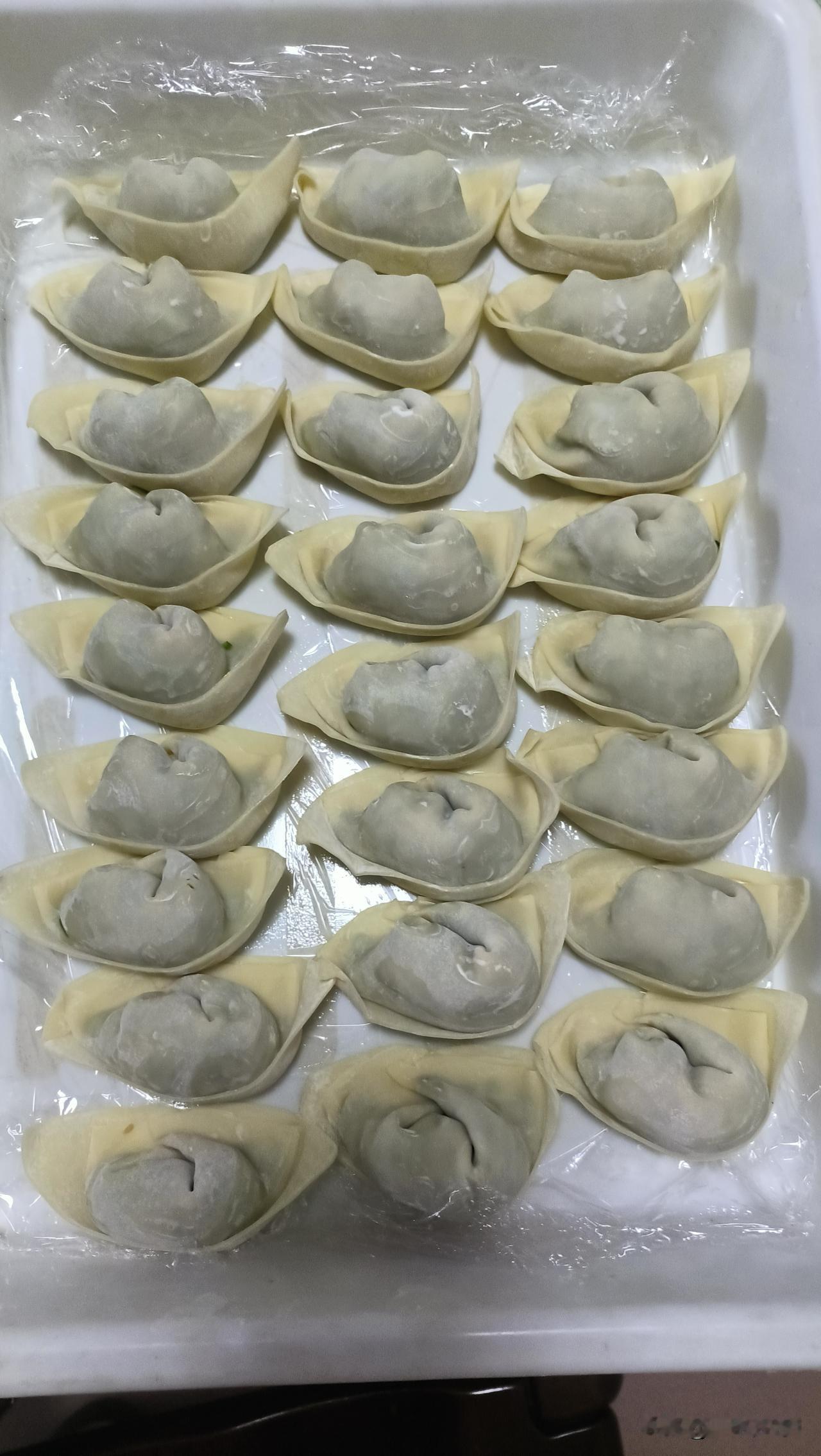 王老太沙发旁有两大包衣服，以及床帐被褥，说是弟弟的老房子出租，东西全要处理，其弟