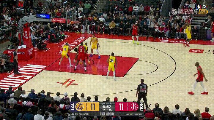 湖人超级巨星詹姆斯真是太杀人诛心了，他在无情隔扣小史密斯之后怒视后者！在今天湖人