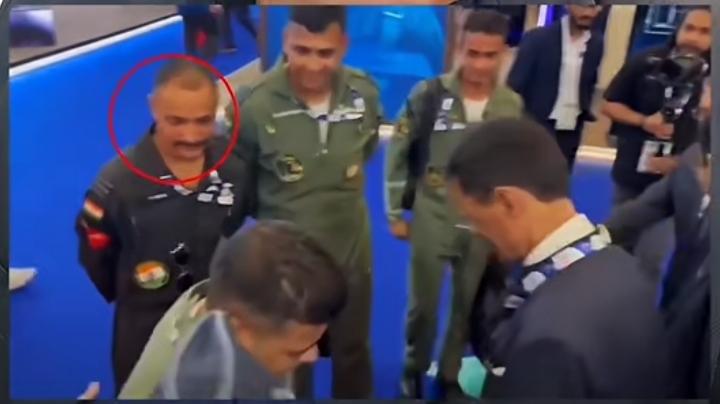 印度坠机飞行员生前的最后影像！
     11月21日迪拜航展上，一架印度的光辉