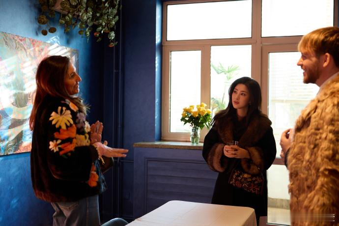 朱珠在家办展览 看到朱珠办展览的现场图，才知道是在她家三里屯公寓，联合策展人身份