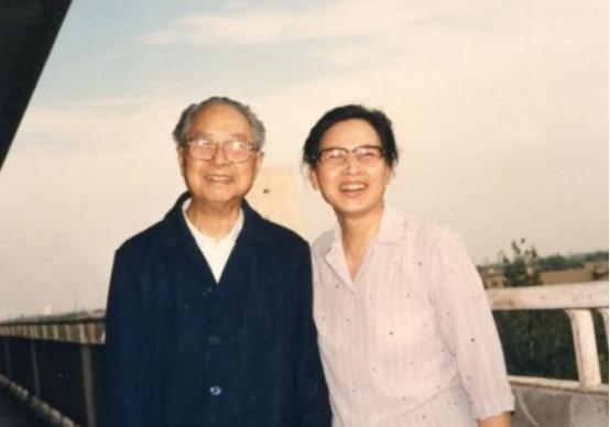 1954年，开国中将成钧丧偶后，心中暗暗属意小姨子周月茜，此事后来传为佳话。成钧