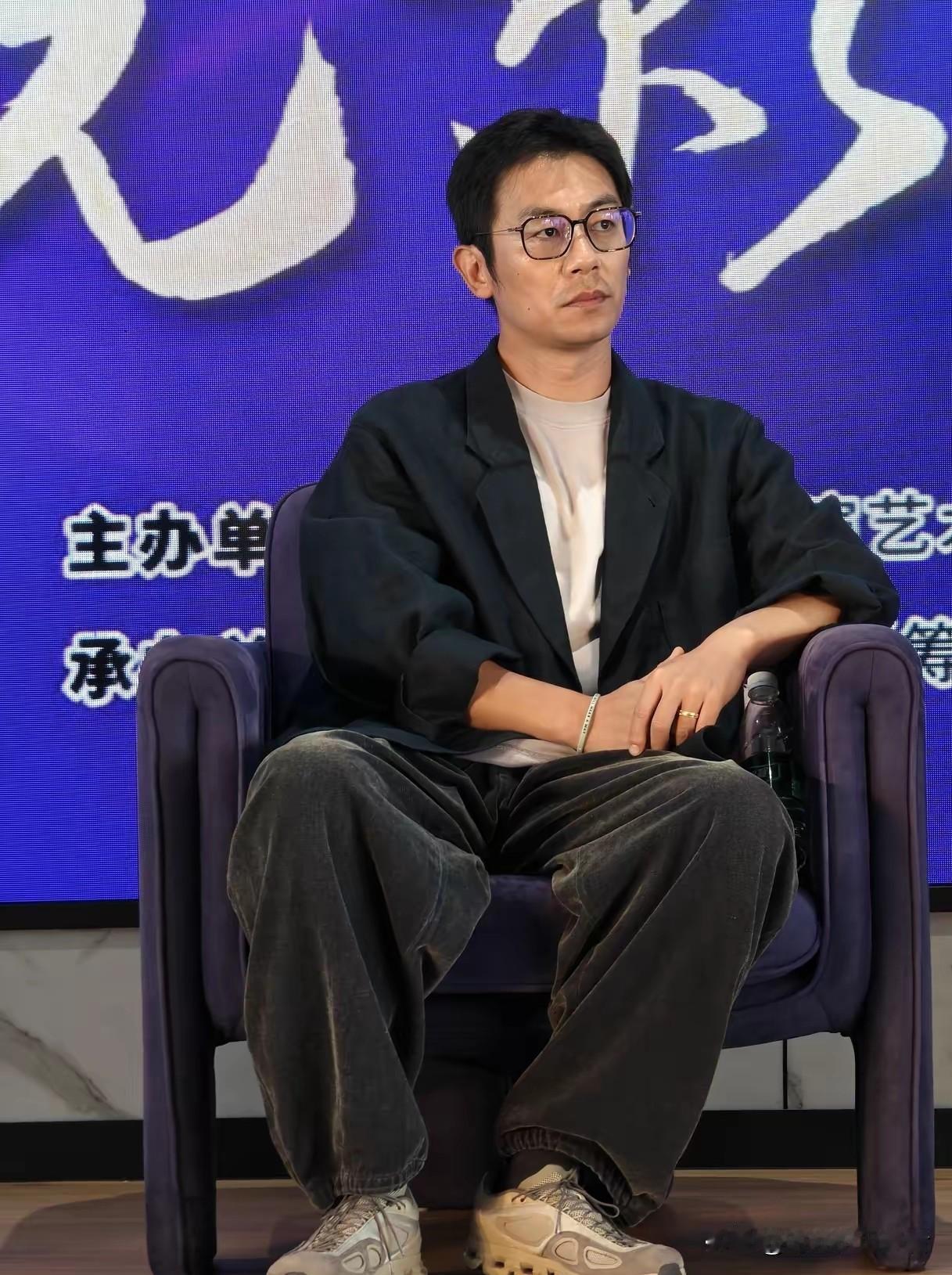 朱亚文变了，好像一个修行者，没有了硬汉的感觉，倒是多了几分艺术气息。