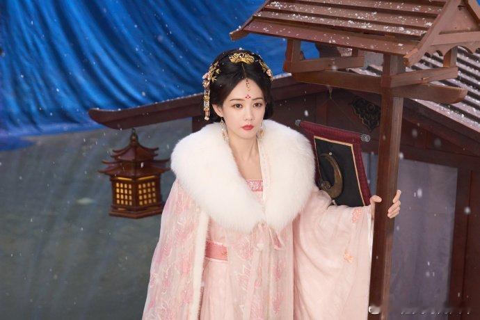 李一桐本人来了都得愣两秒 谁看了不说句绝？仿妆连细微表情都神同步，李一桐来了估计