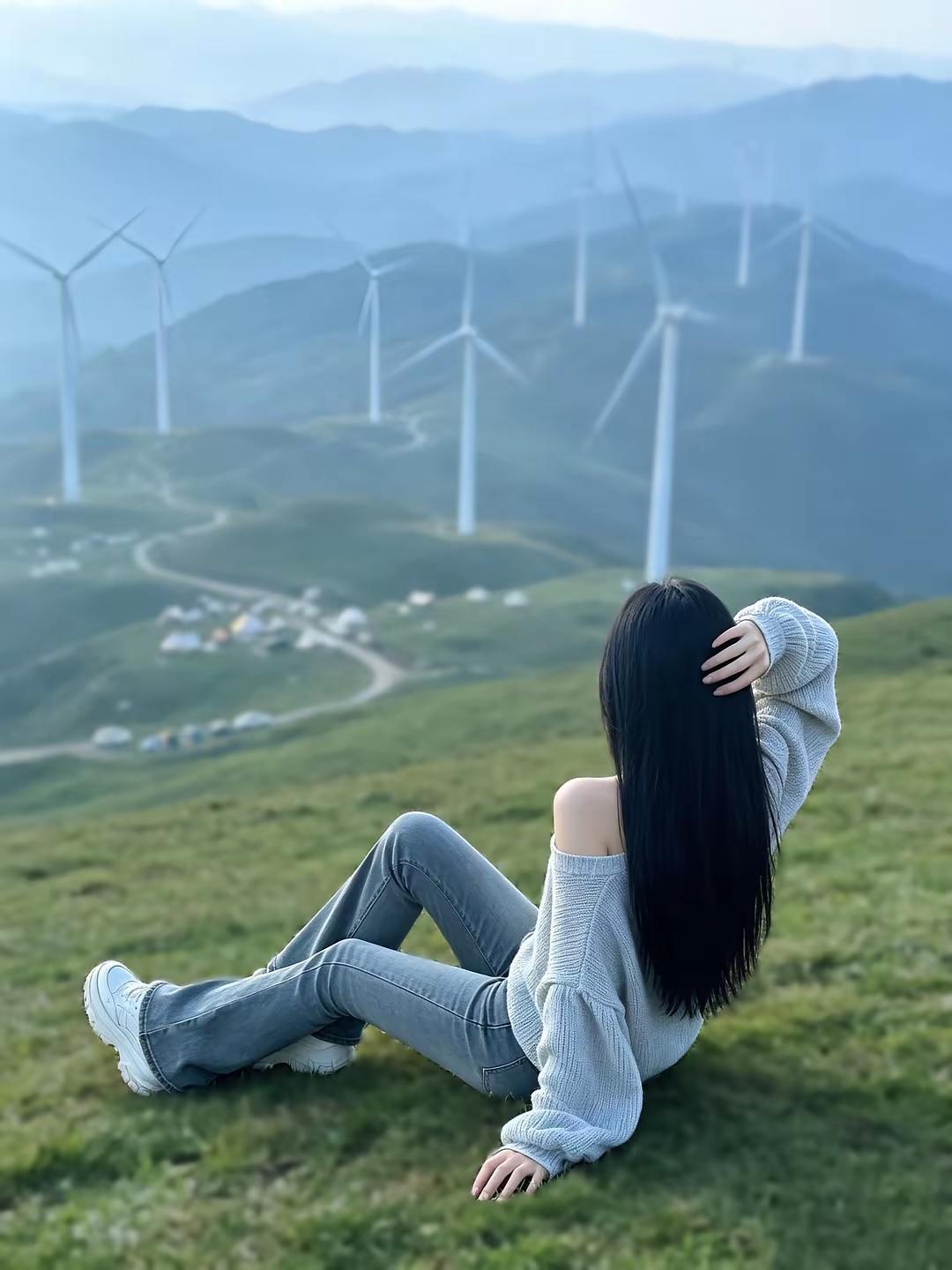 一个女孩坐在山坡上，看着风景友友盼赐上联 青竹对下联 。年年顺顺利利，求下联