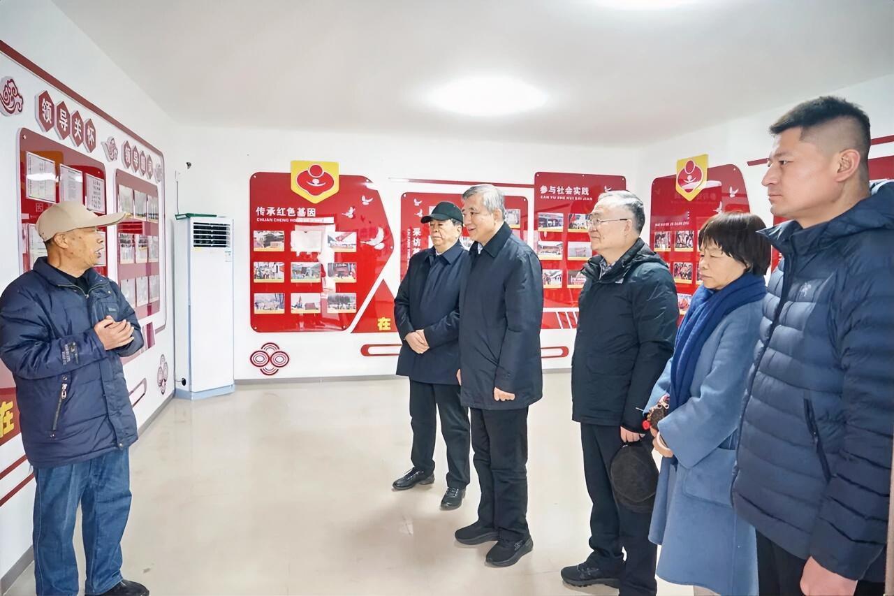 12月22日至23日，省关工委副主任郭兴华、关心下一代周报社社长陈建生一行到徐州