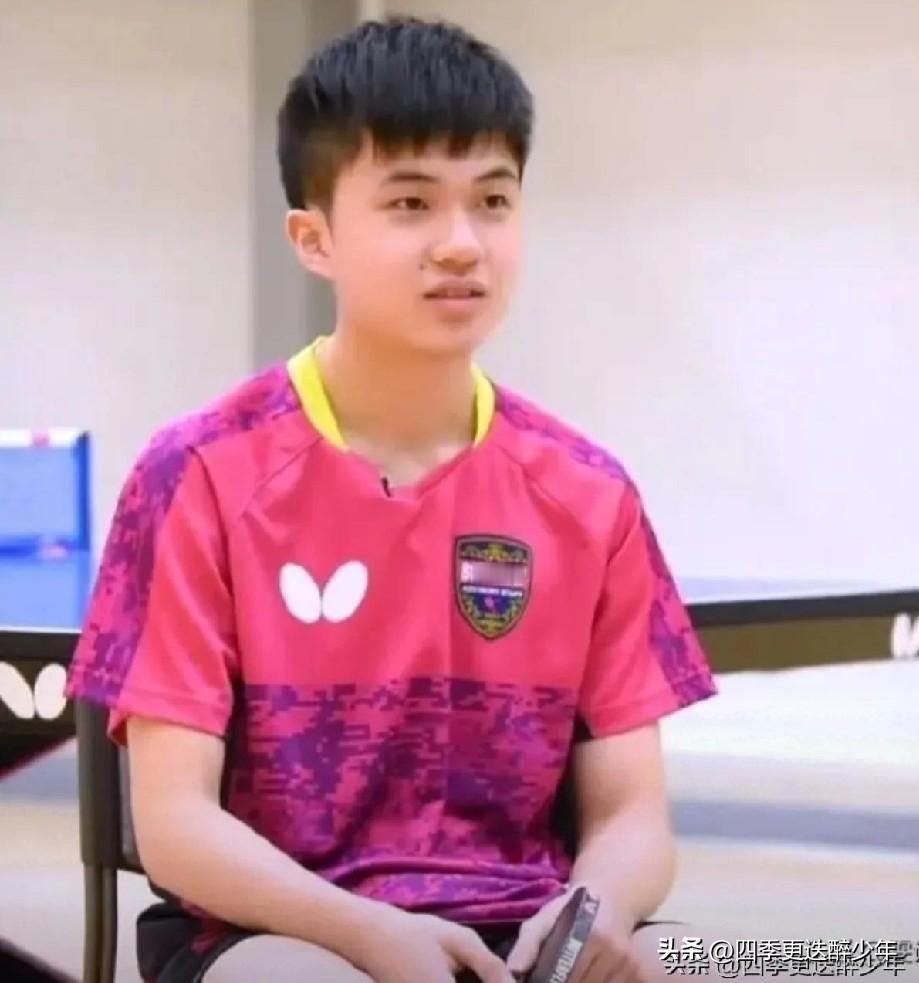 WTT乒乓球香港总决赛，男单首轮林昀儒VS杜达。
  第一局林昀儒12：10，先