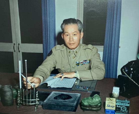 1937年11月，孙立人被日军炮火炸伤，身上中了十三处弹片。上司黄杰去探望时说：
