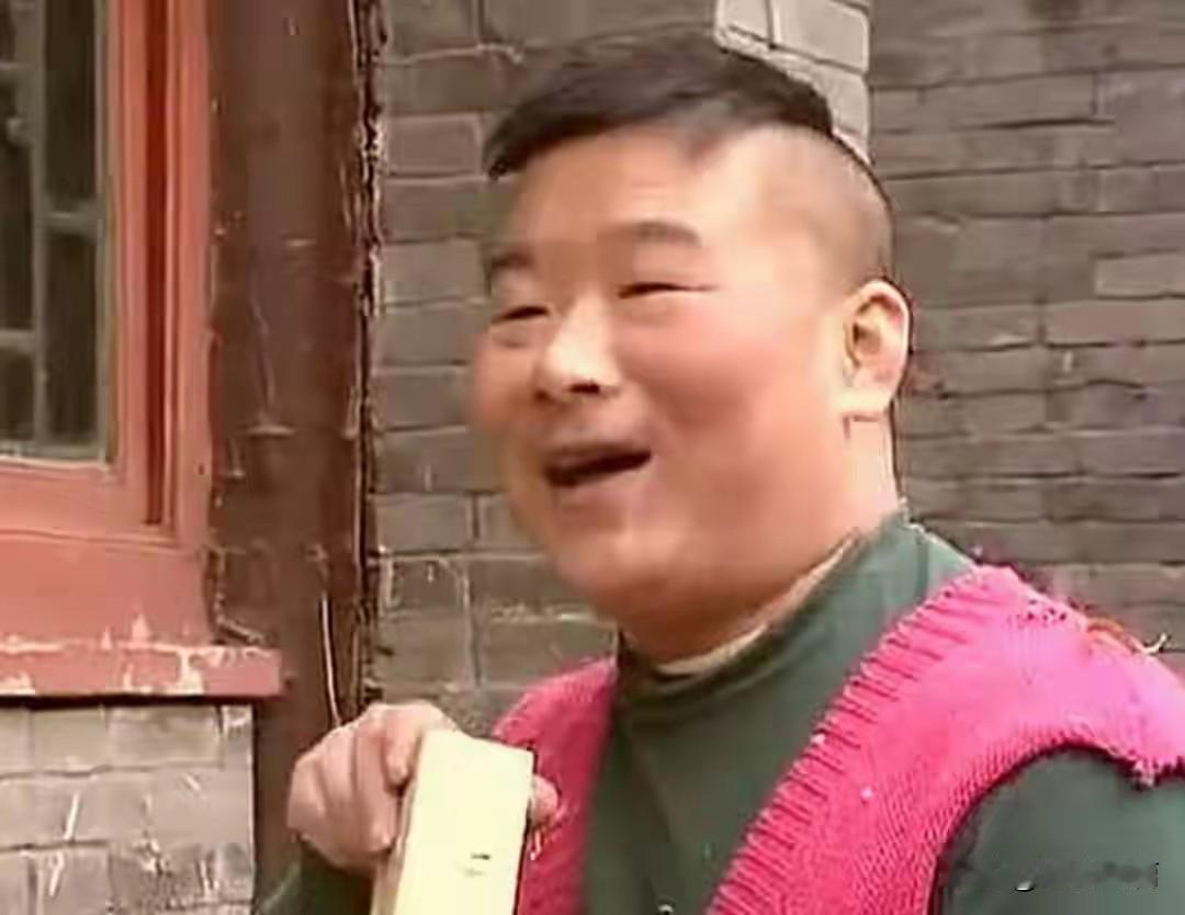 这是陈佩斯唯一收过的徒弟，也正是因为他，此后陈佩斯再也没有收徒。

姚二嘎，本名