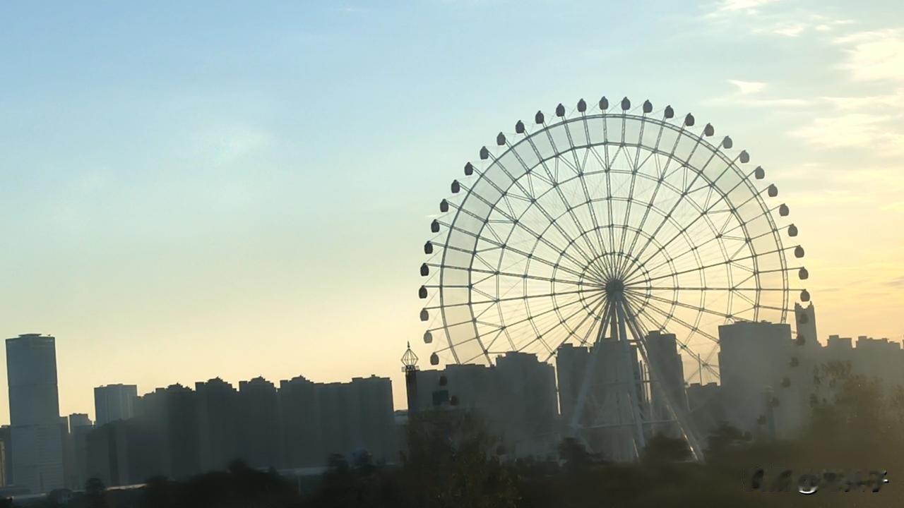 孤独的滋味就像打翻了五味瓶，酸甜苦辣咸样样都有。
有时它是苦的，就像邻居家小伙伴