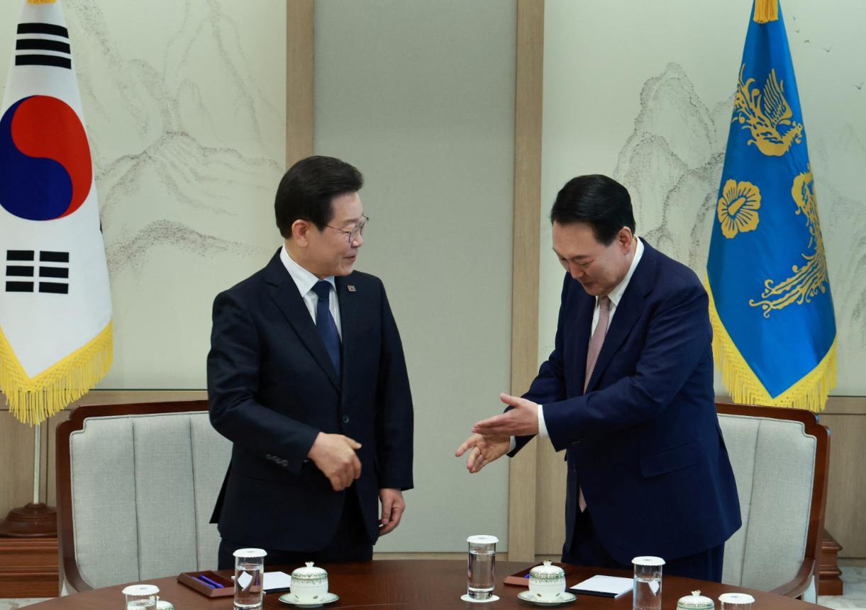 尹锡悦确实不好对付，李在明折腾了这么久，都没能真正给尹锡悦定罪，说明尹锡悦在此之
