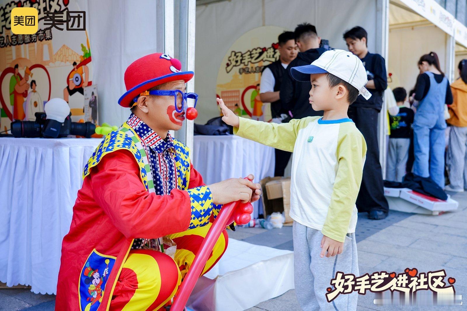 平时咱们剪头发、修个小家电啥的，要么得特意抽时间跑出去，要么找不着靠谱的手艺人，