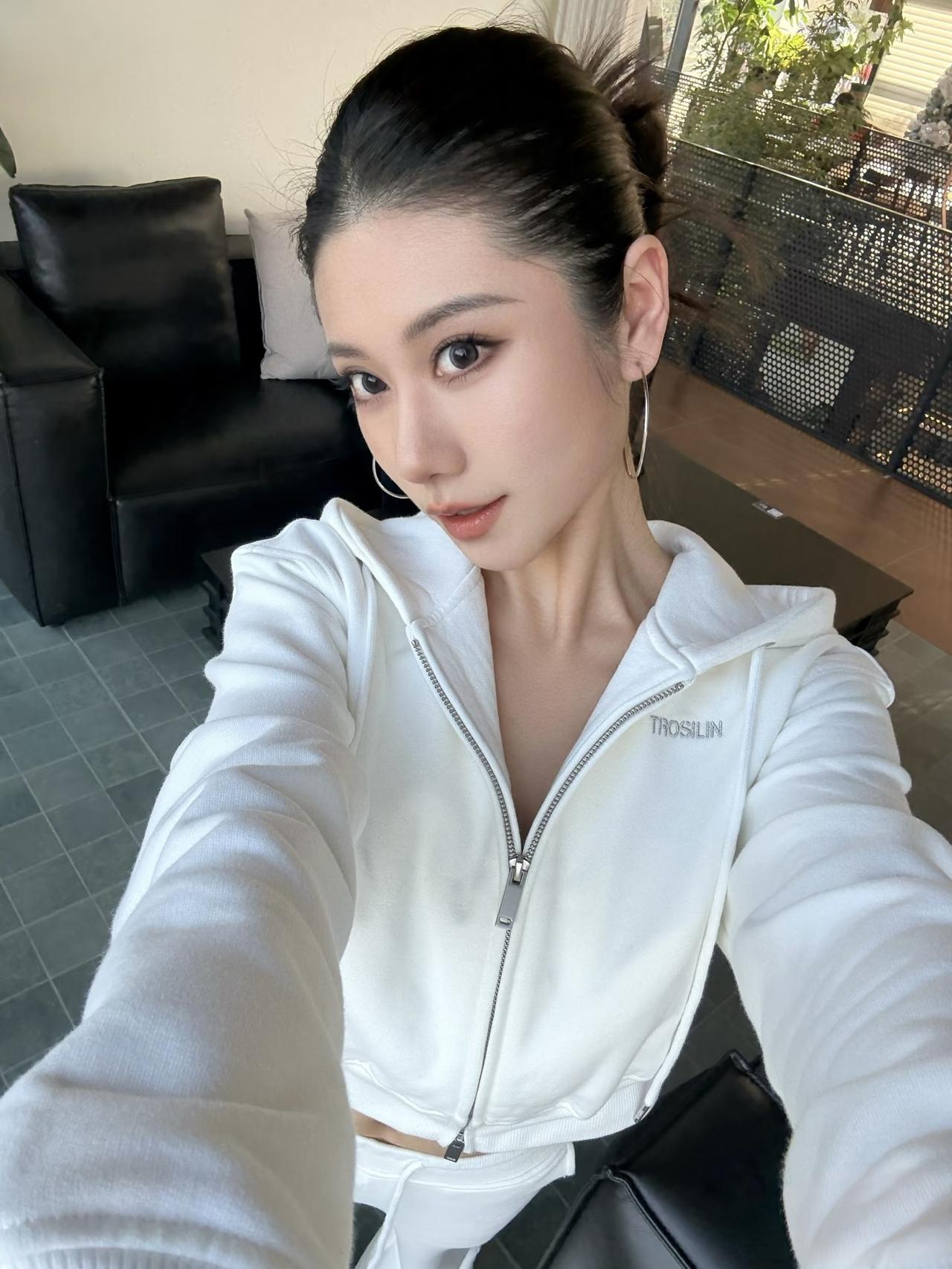 为什么说女人美在气质漂亮的容貌是先天的优势，而气质则是后天学习和逐渐积累形成的。