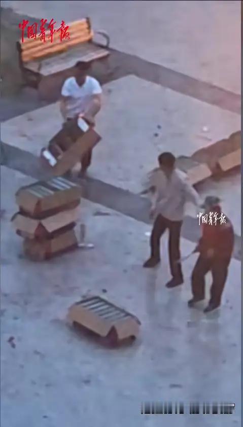 完整榜单
老人烟花没放完时上前拿纸箱，这一幕，温暖了无数人的心，也引发了网友们的