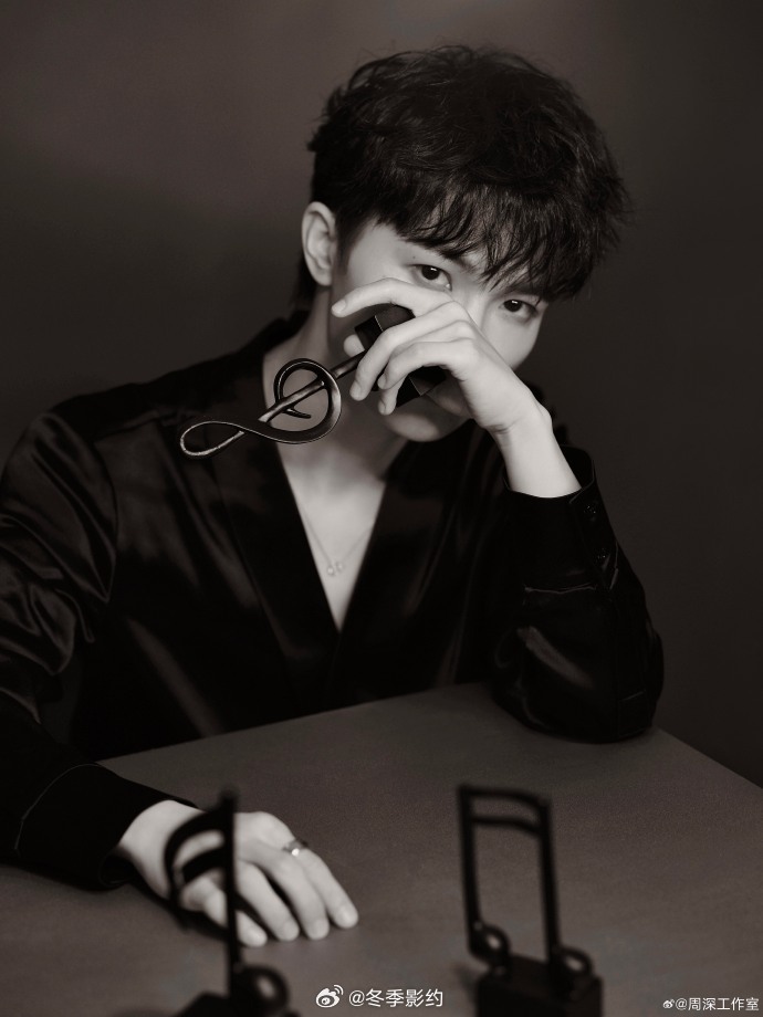 周深物料这么活人感的吗 看到周深夜市玩游戏那段直接笑出声，三分钟视频看了十分钟，