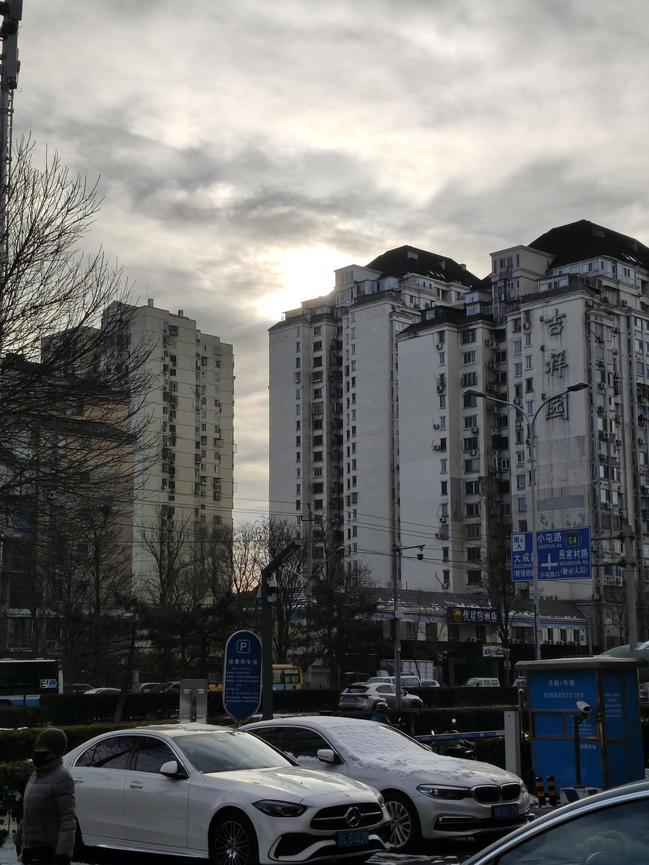 上句：张灯结彩送旧岁，盼请下联鼓乐齐鸣庆新春