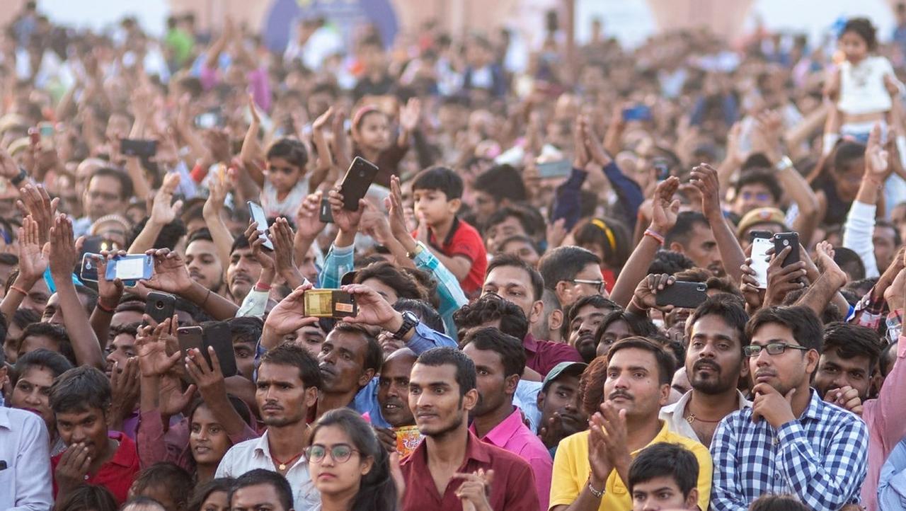 特朗普看明白了莫迪，也看透了印度，印度人不停地生孩子，然后移民到加拿大和美国，抢