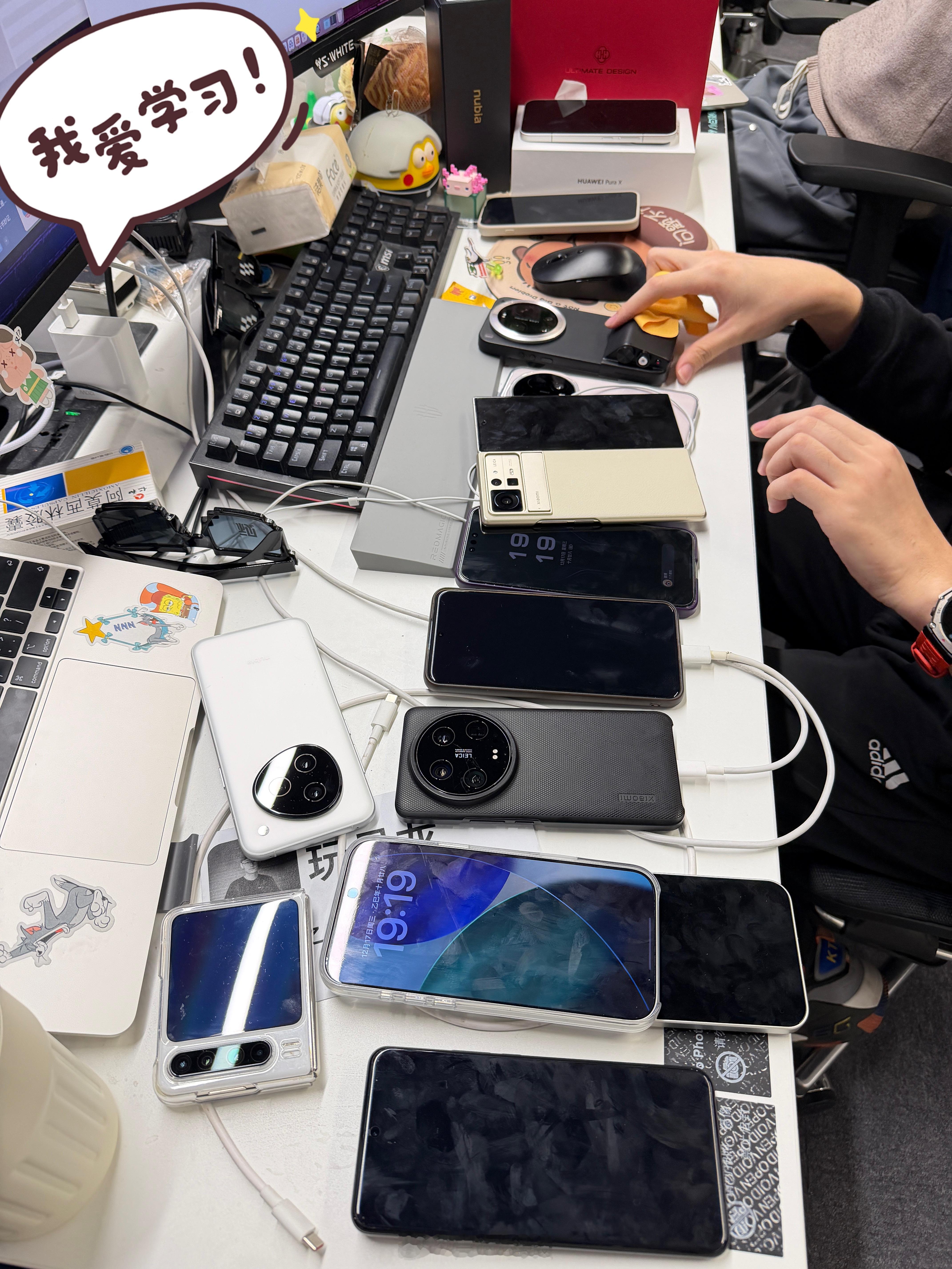 小伙伴的桌子各种各样的手机根本看不明白在做啥项目