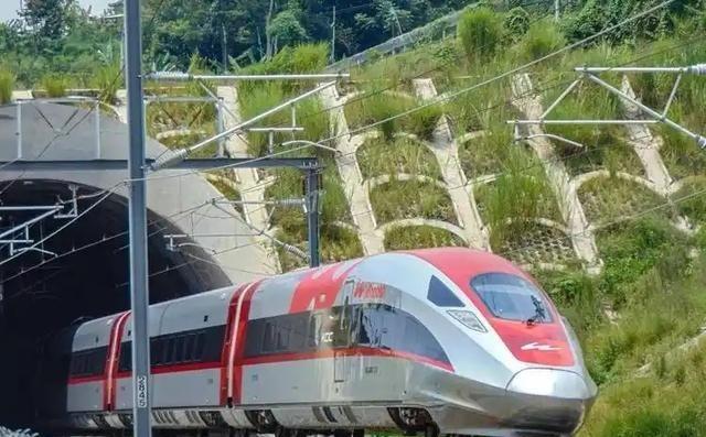 菲律宾倒向了美国，新加坡倒向了美国，柬埔寨倒向了美国，越南也在倒向美国的路上…我