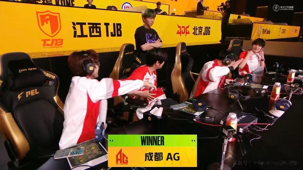AG吃鸡积分反超AG关键局稳稳吃鸡，积分直接反超登顶！和平精英职业联赛