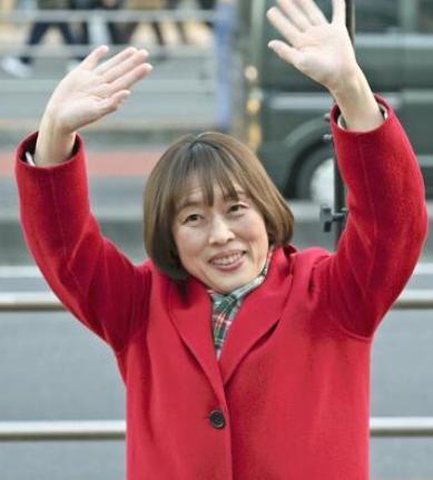 2月3日，日本读卖新闻说：“在众议院选举中，有一位身穿红衣的‘孤勇者’，她每天到