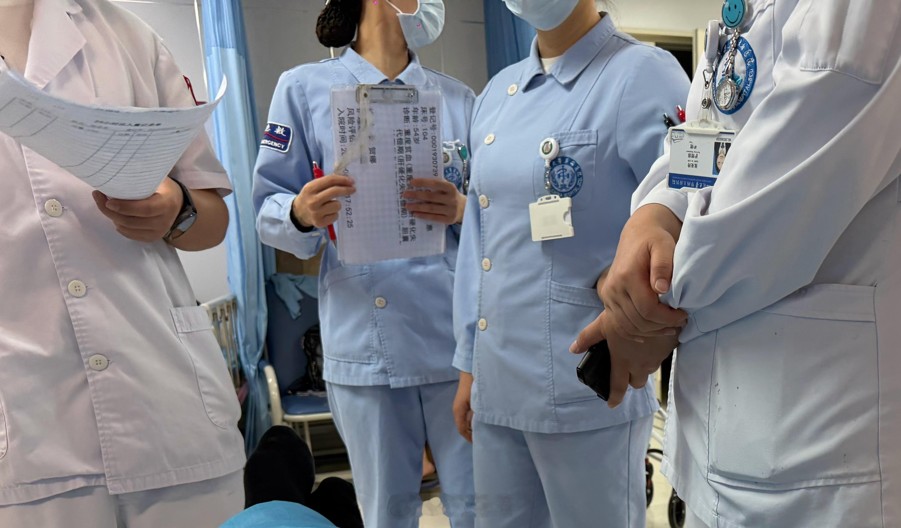 睡的迷迷糊糊，醒来一堆医生护士把我围住给我整懵了~我以为他们要把我当研究对象呢？