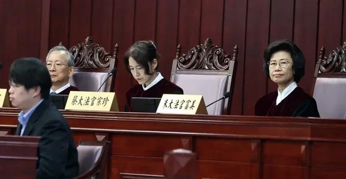 太离谱！8人在岗3人拒审，台湾地区5名大法官，硬凑人数越权裁决！这是判案还是抢权