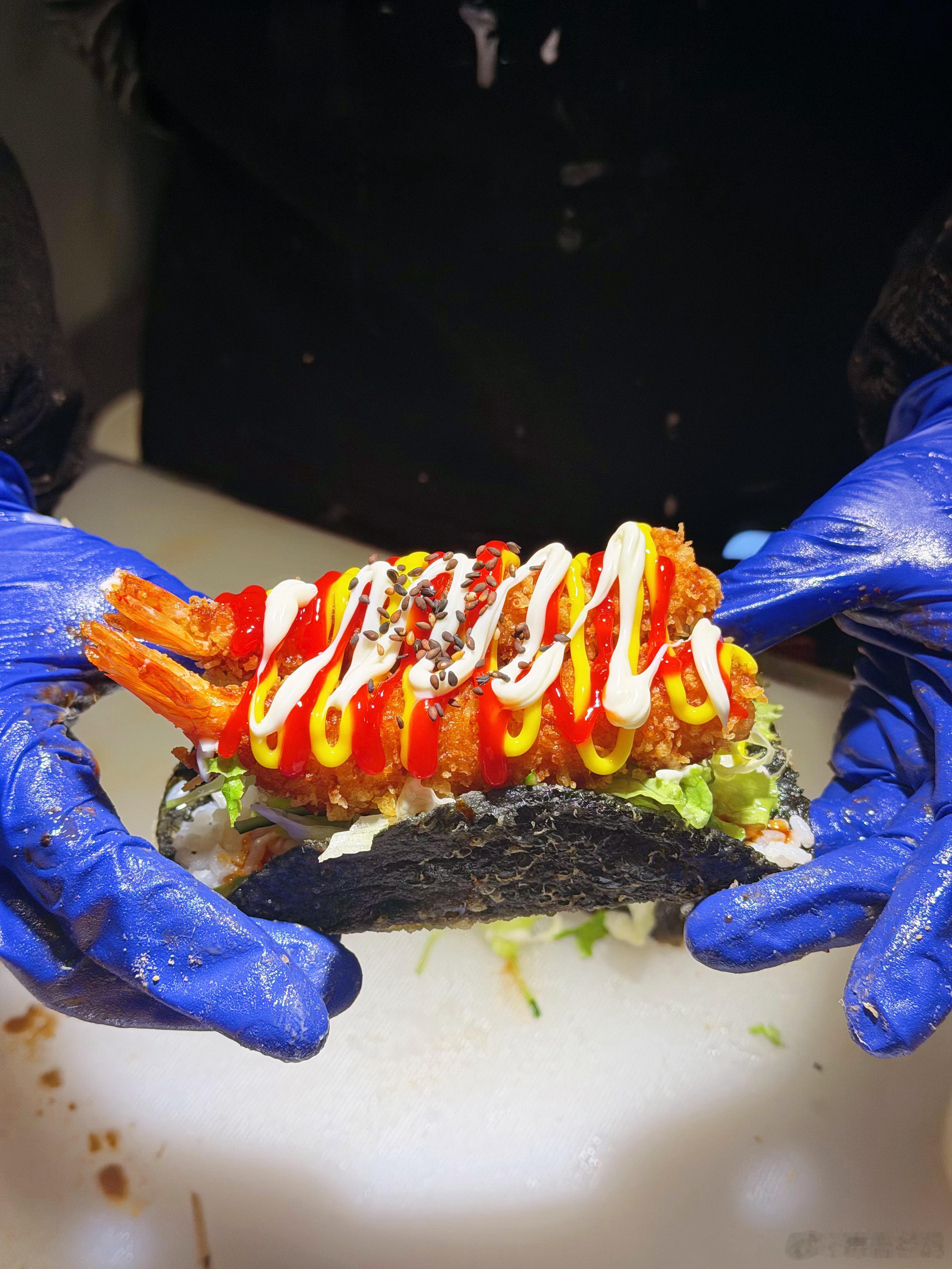 今晚来逛青岛黄岛的豪洼夜市打卡了几家热门店，先说最推荐的“塔可”，以前没吃过，海