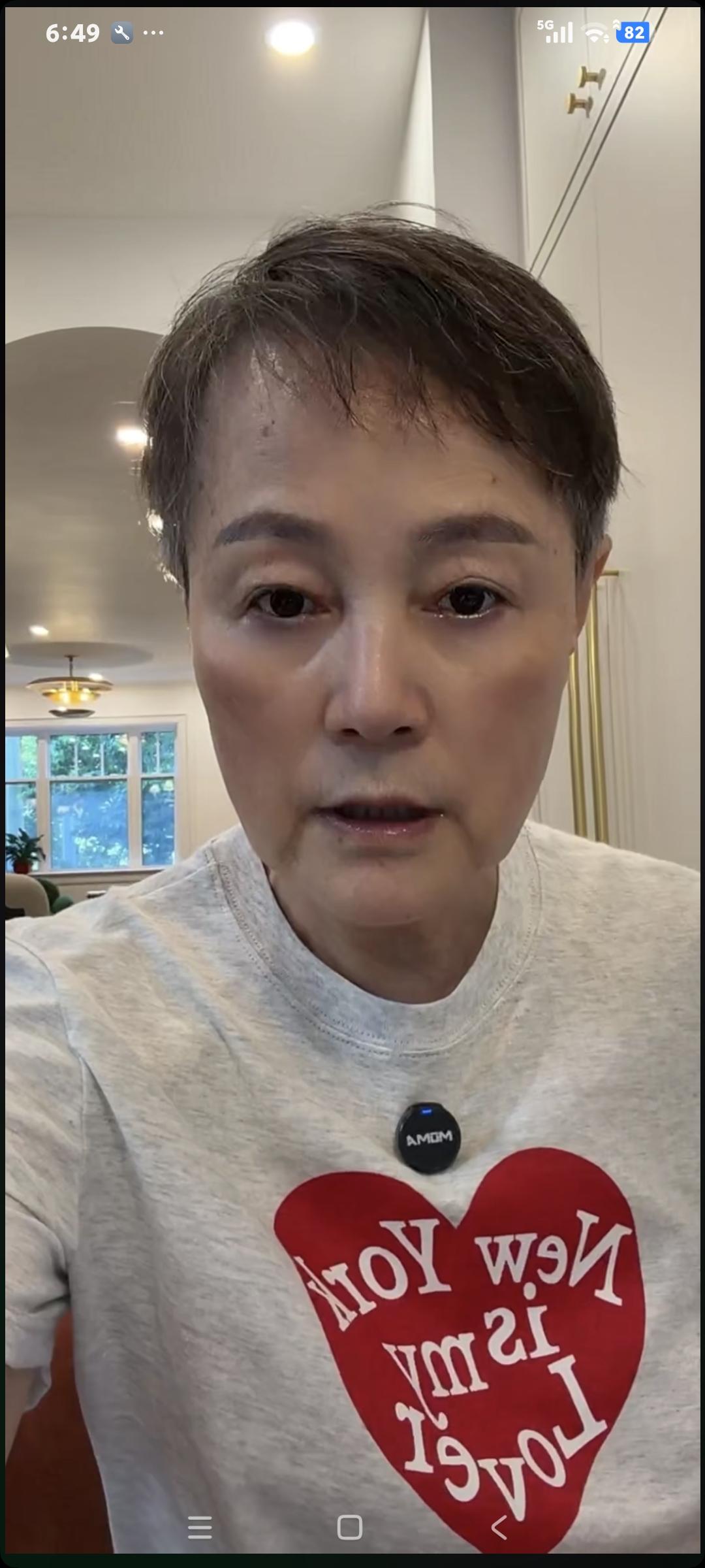 史晓燕直播聊天，给粉丝看了自家花园，又看了屋里的家具，有粉丝说:“那绿色的沙发特