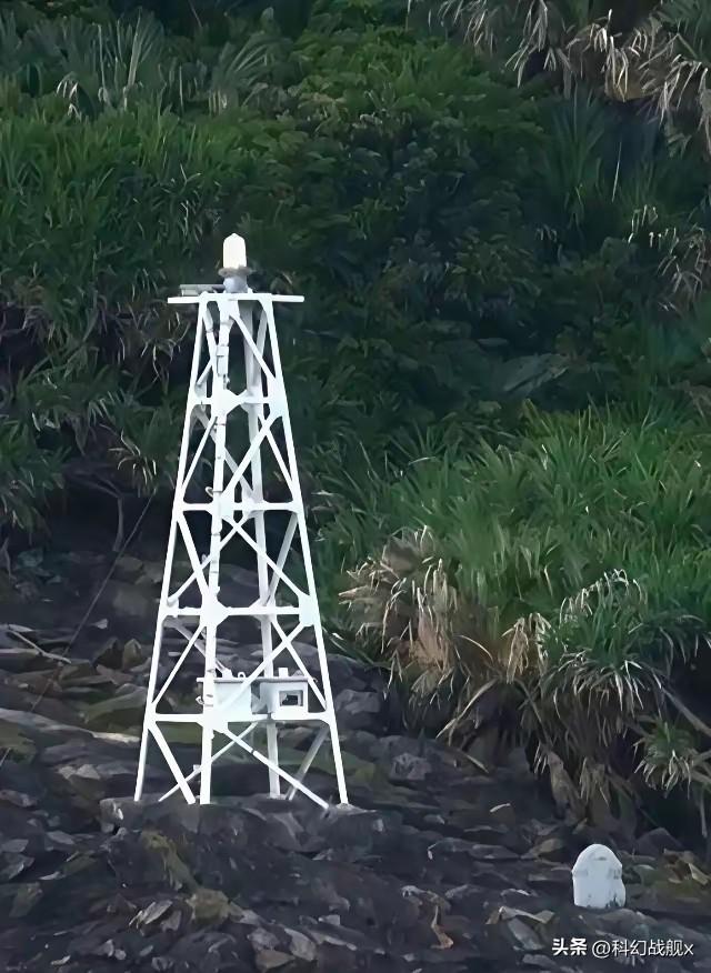 钓鱼岛日本灯塔是日本青年社于1978年8月在钓鱼岛上搭建的，后因台风侵袭而损毁，