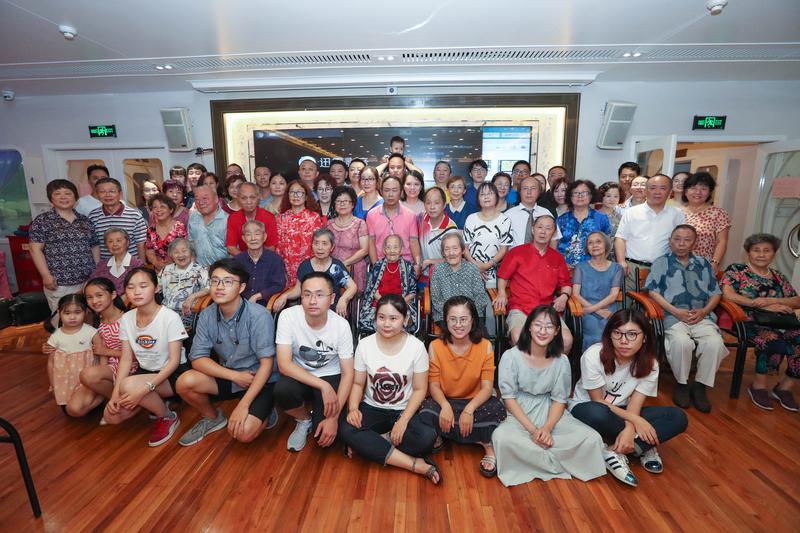 哇塞，一家族五代同堂60多人，年龄差超90岁，这场景想想就超壮观！想象一下，最年