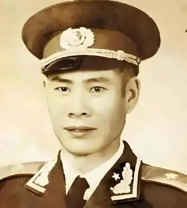 1969年，一个副军长去西安热电厂视察，陪同的厂长在后面点头哈腰，结果，这位副军