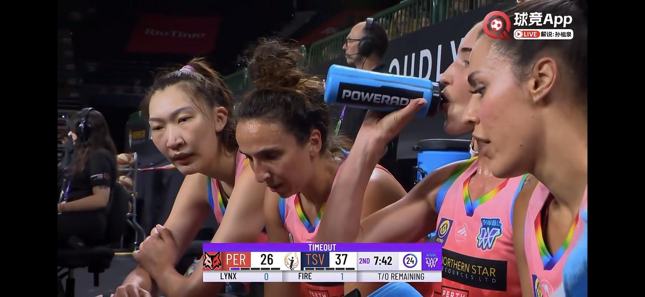 韩旭队友是真喜欢投三分啊，投不进都死投！
韩旭上半场得7分，命中率暂时100%