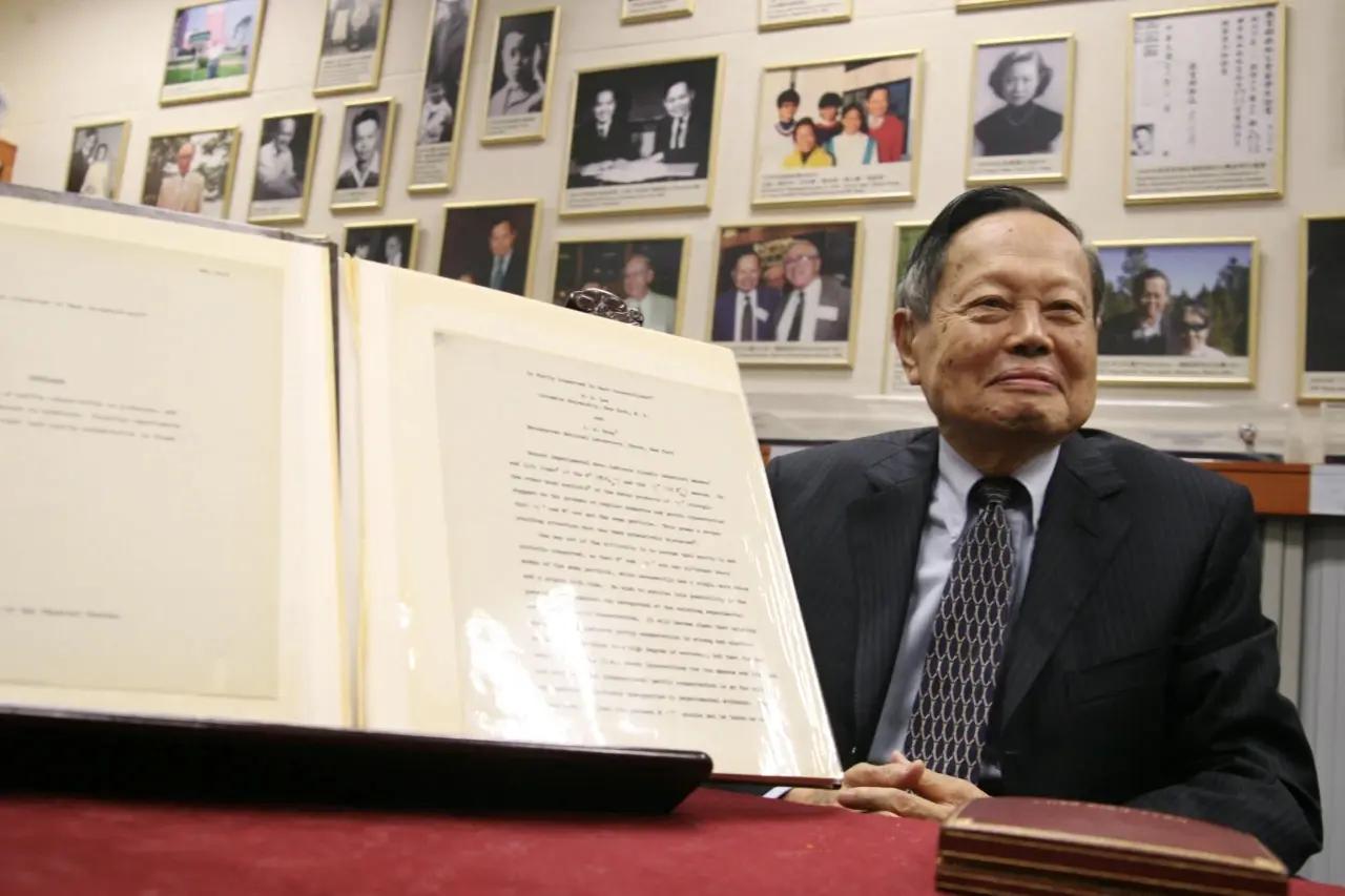 提起杨振宁，绝不能只停留在“诺贝尔物理学奖得主”的浅层标签上。这位跨越世纪的科学