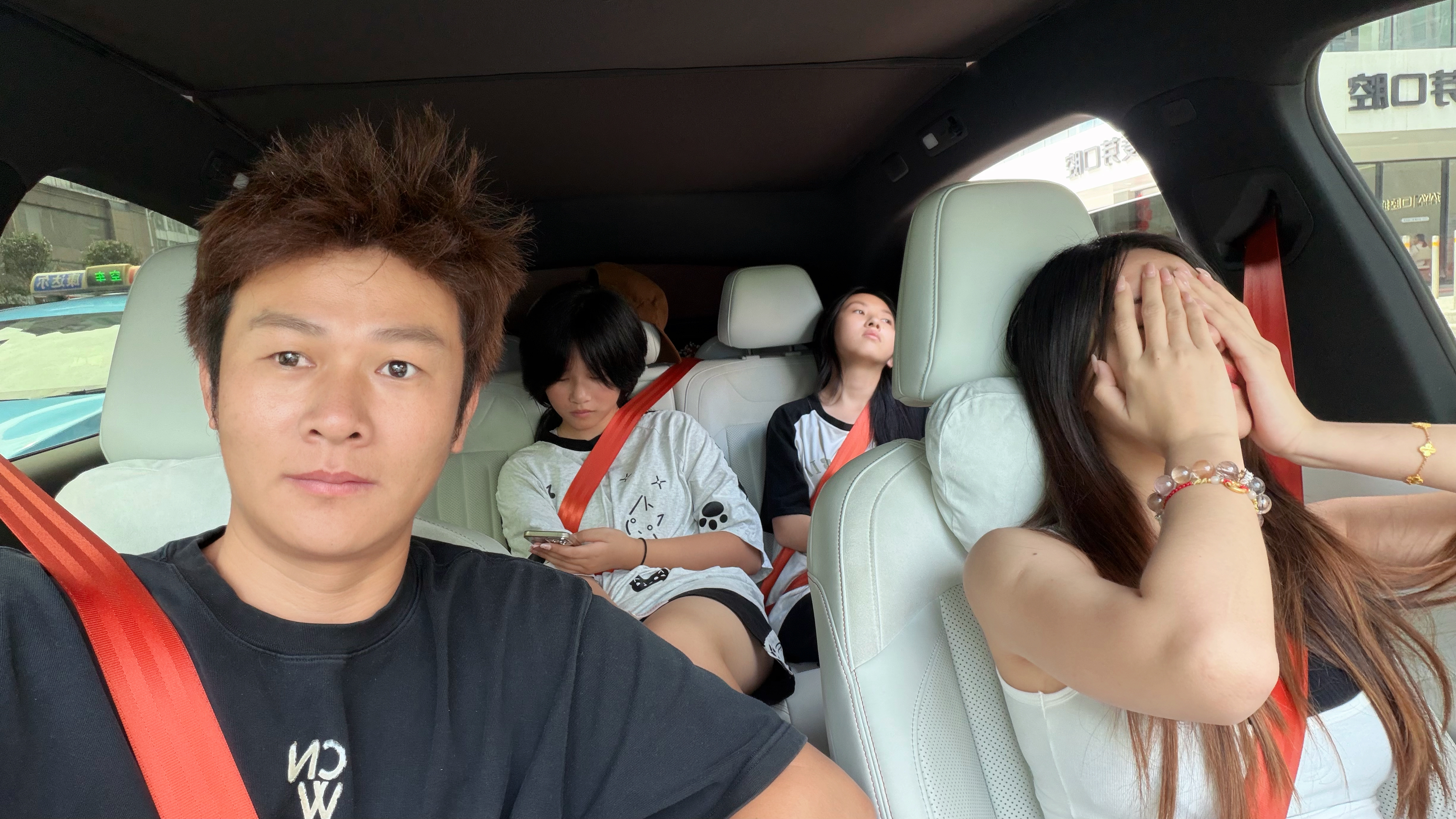 带三个小朋友，来玩密室逃脱我虽然能在野外有墓地的地方露营，但是我不敢玩这种游戏，