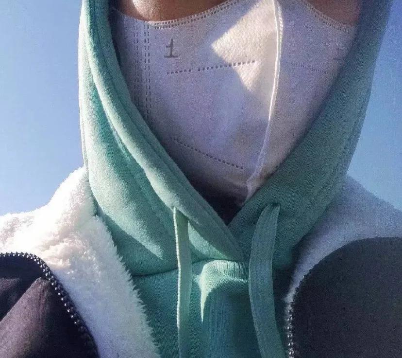 是本人啊
前年冬天，无意间拍的一张照片，给我带来一种不一样的感觉，就一直用它做头