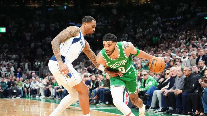 在周五波士顿凯尔特人以120比100击败达拉斯独行侠的比赛中，杰森·塔图姆正式复