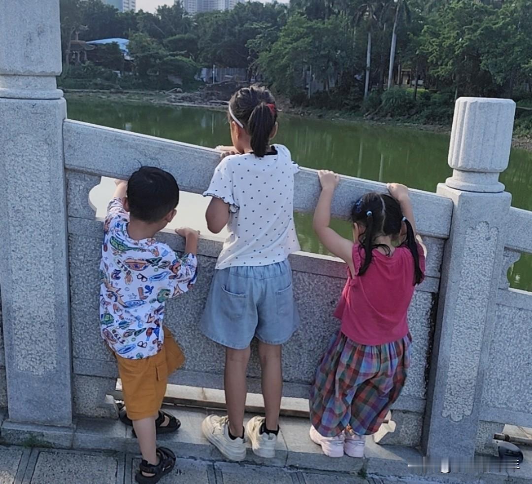 我认为应该禁止。
孩子一沾网络游戏，一辈子都毁大半！
 
我今年50岁，当了大半
