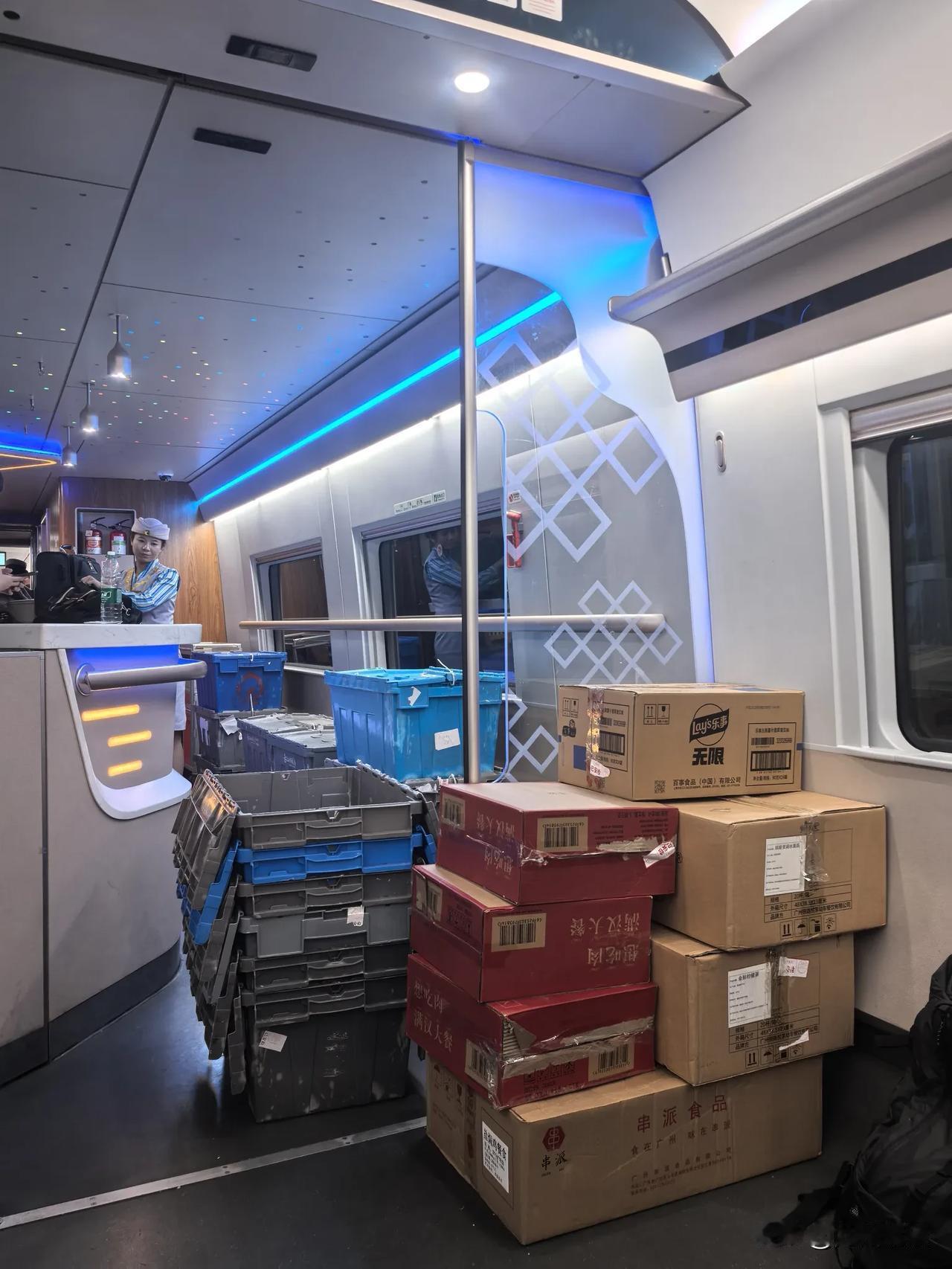 最近广铁的高铁越来越不准时了，深夜的高铁经常晚点！

从香港西九龙开出的高铁到深